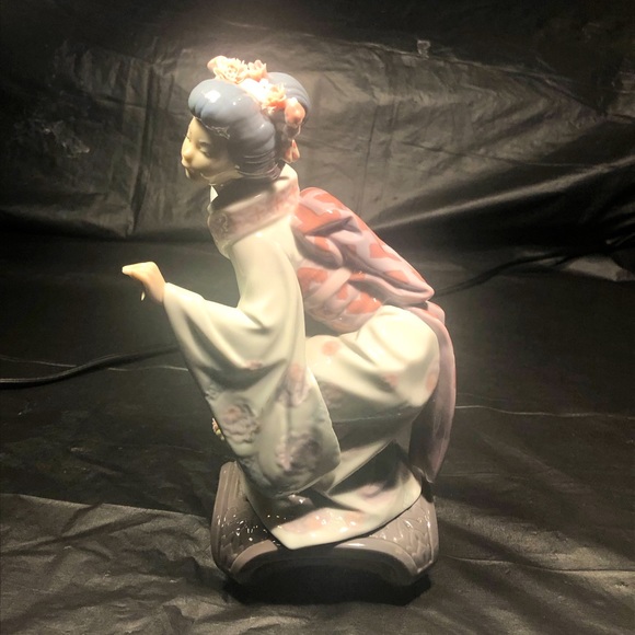 Lladro Other - Lladro 1984 Geisha with flowers in mint condition fine porcelain 1984